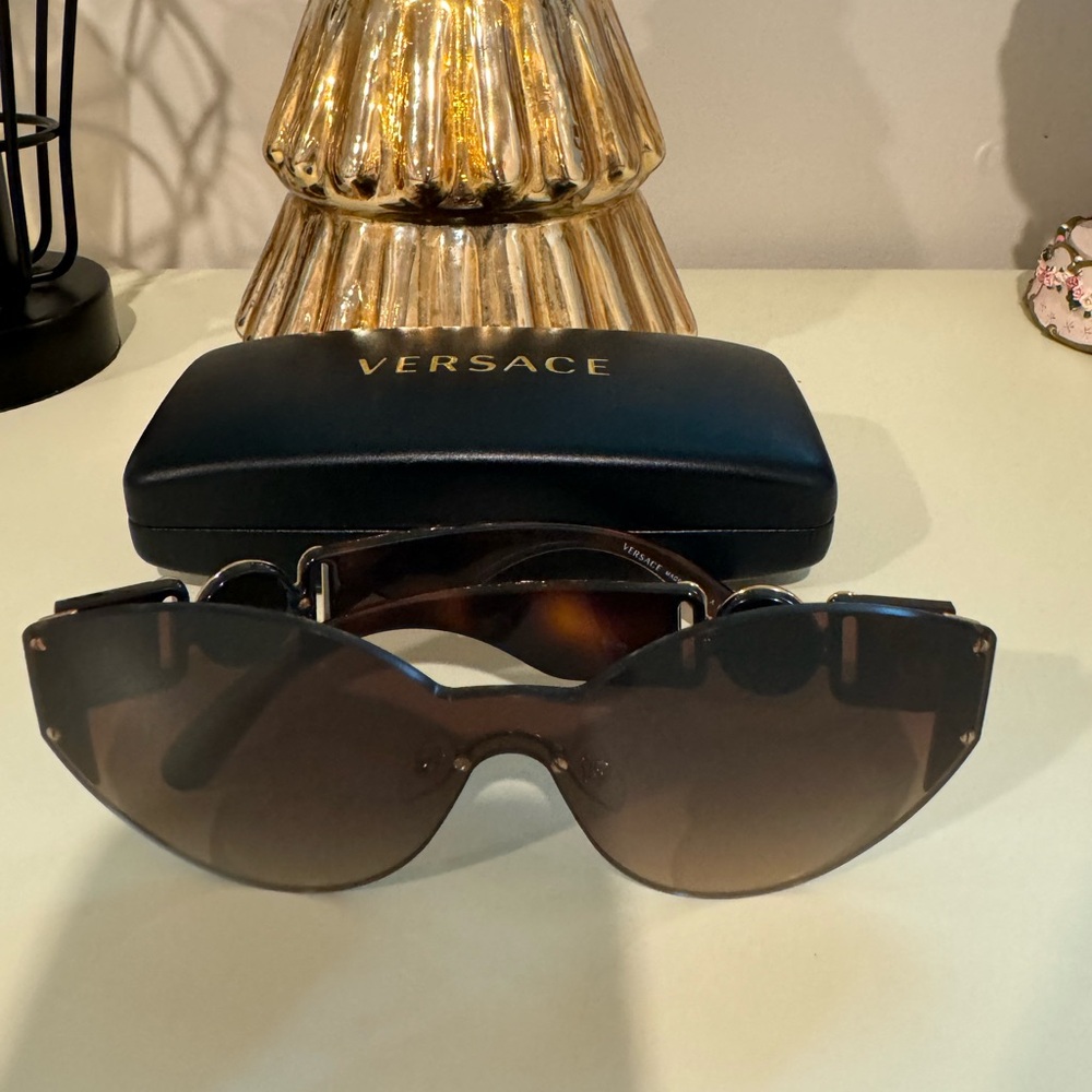 Gorgeous Versace sunglasses